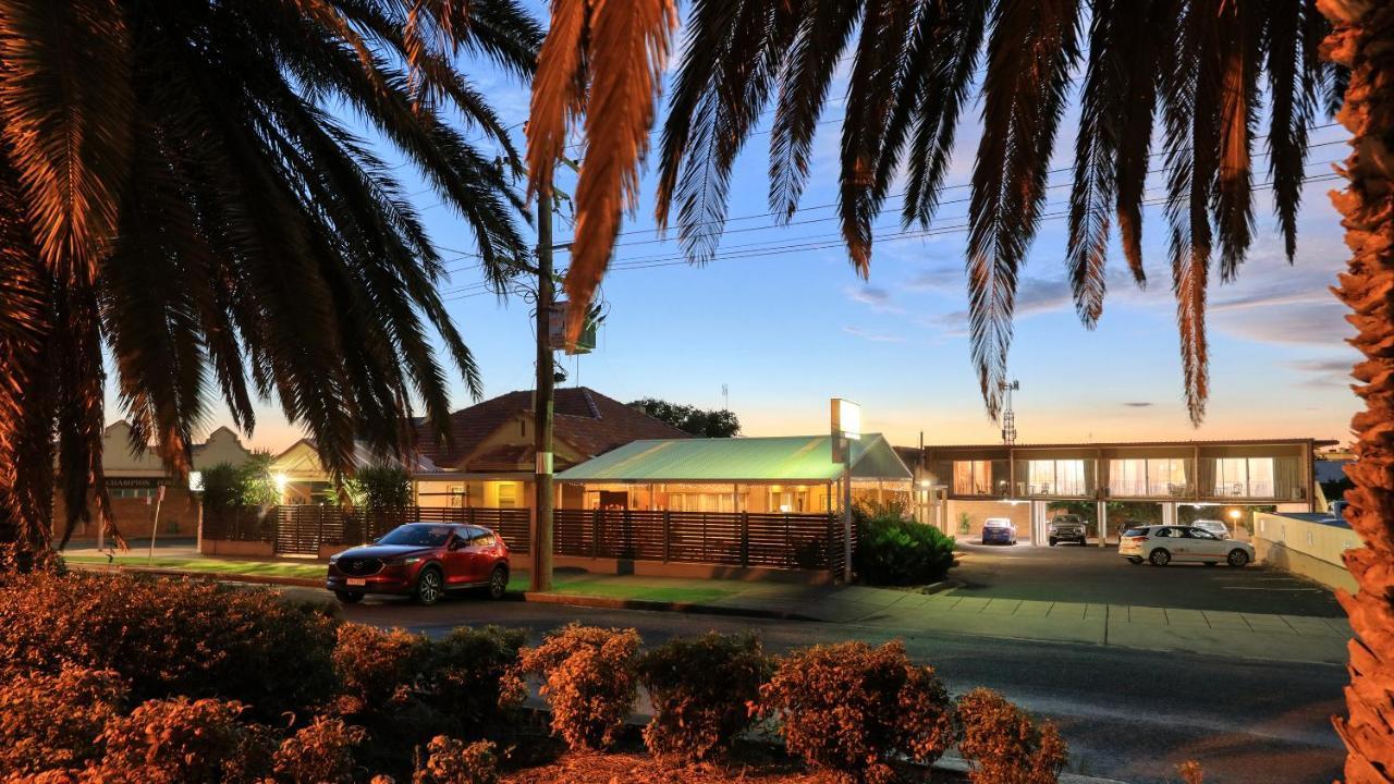 Court Street Motel Parkes Kültér fotó