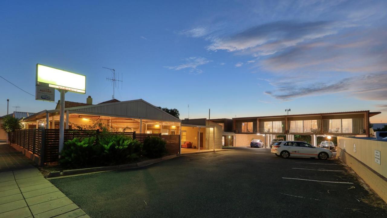 Court Street Motel Parkes Kültér fotó