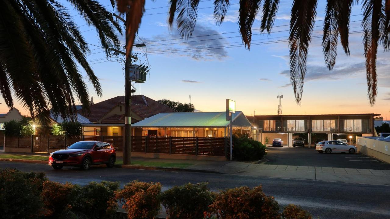 Court Street Motel Parkes Kültér fotó