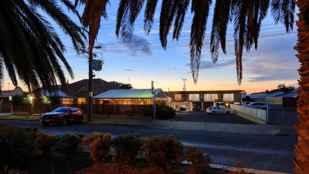 Court Street Motel Parkes Kültér fotó