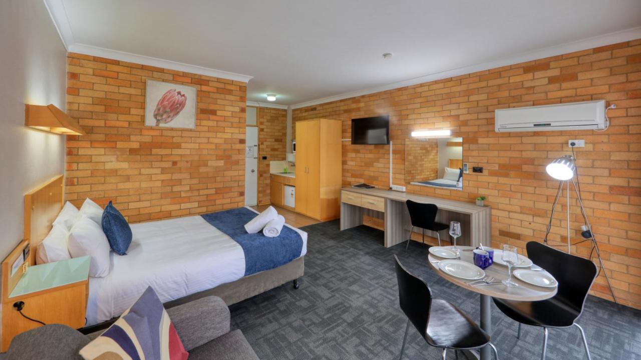Court Street Motel Parkes Kültér fotó